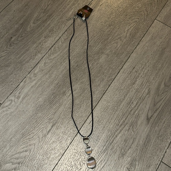 NWT paparazzi Black and Gold Pendant Necklace - Picture 2 of 4